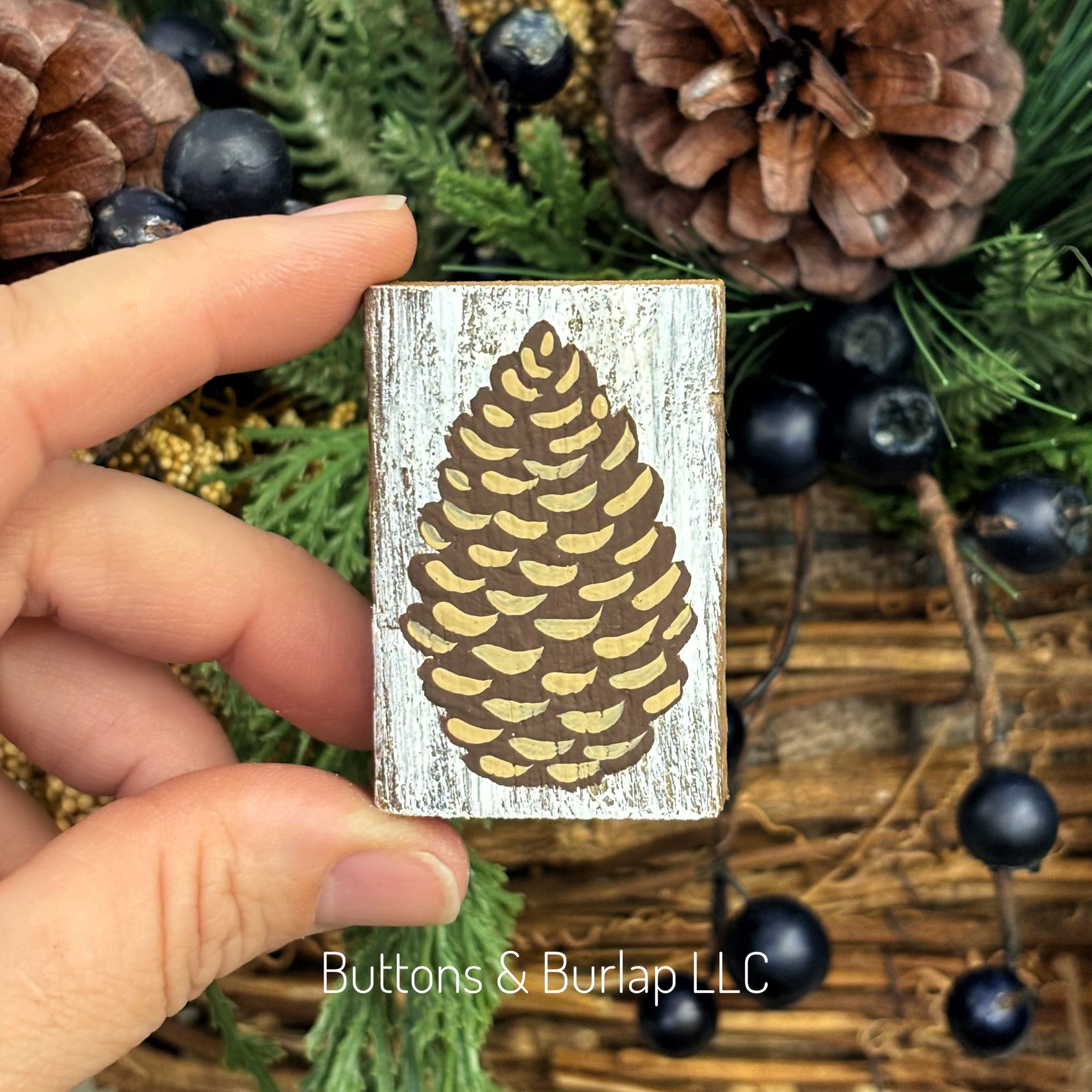 Mini pinecone lath sitters